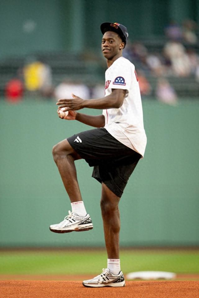 排面拉满!26年状元热门AJ-迪班萨给家乡棒球队波士顿红袜开球