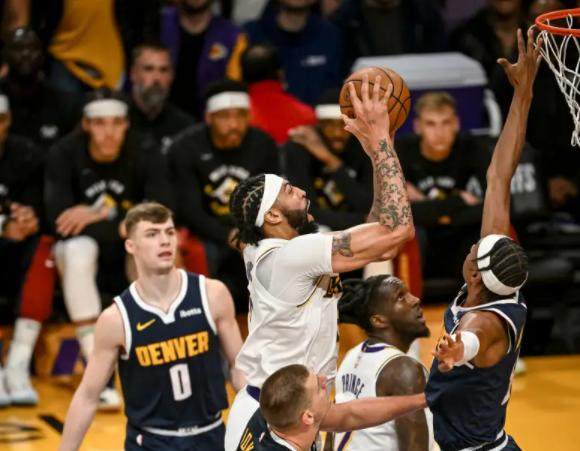 天博体育-全力以赴的浓眉很可怕！季后赛篮板王死磕约基奇